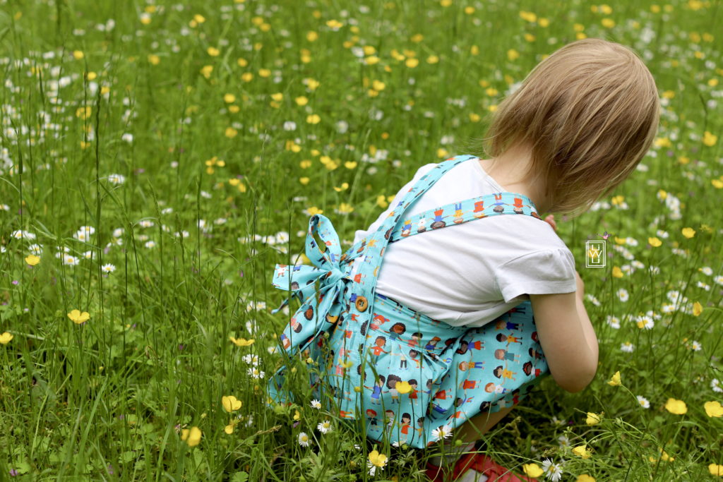 latzkind latzkleid mit schleife nähen freebook petit citron Stoffe.de kinder der Welt